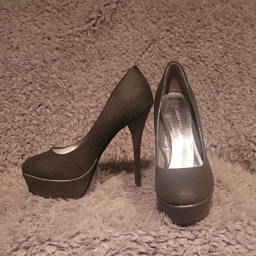 CCO ALL NEED TO GO!!  Just FAB Elegant Gray Platform Heels NEW